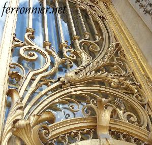 Porte en fer forg&eacute; avec feuille en acier repouss&eacute; dor&eacute; &agrave; la feuille d'or